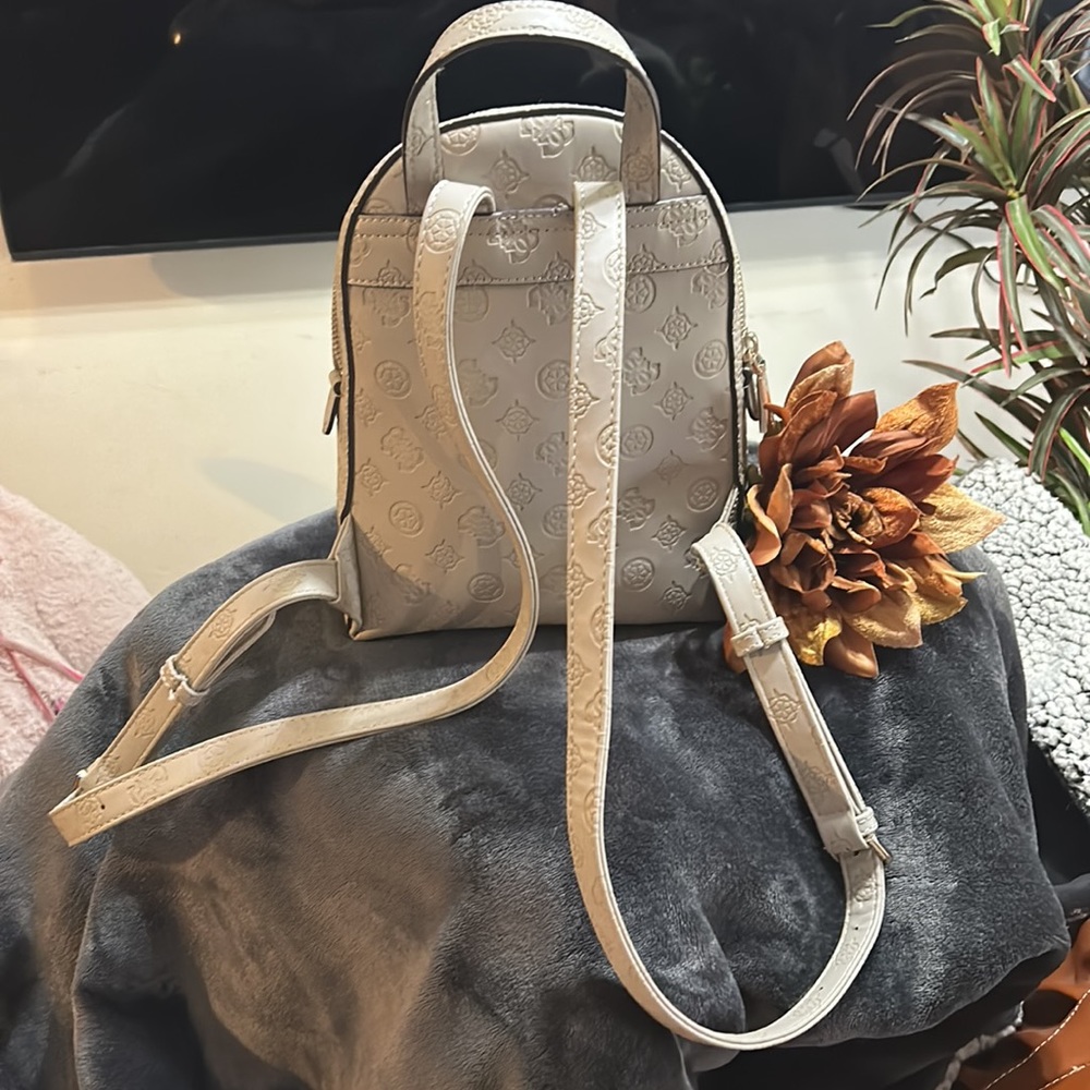 Guess mini backpack - Picture 2 of 9